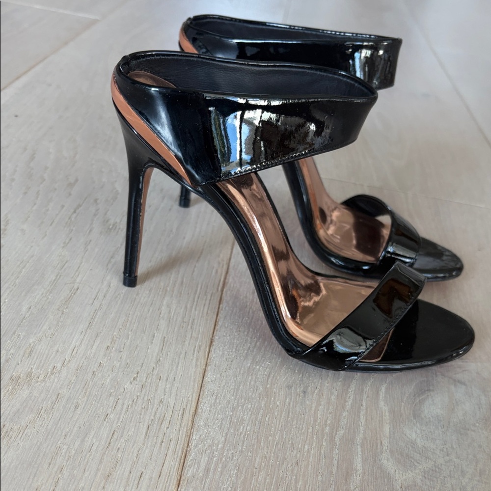 New Ted Baker Black Patent Leather High Heels!
Size 36  4” Heels .. Never Worn!